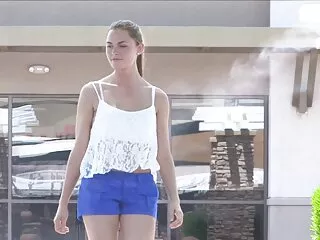 პირდაპირ ბიჭი ყიდის თავის საკოლექციო ნივთებს სალომბარდე მაღაზიაში, მაგრამ ყიდის მეტს