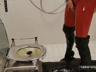 წვრილმანი საცოდავი თავის შეყვარებულს ბონი როტენს ეშმაკში სტრაპონთან ერთად