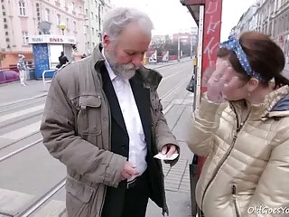 მია ხალიფა თახვს ფართოდ გაჭიმავს