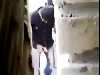 Allie Rae ჩართული ხდება, როდესაც ხედავს ფეხის გრძელ მამალს მისი დედინაცვალი