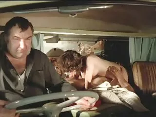 თმიანი სკოლის მოსწავლე სათვალეებით ხახუნებს თავის ბუჩქს ორგაზმამდე