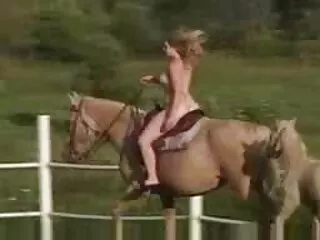 ტატუირებული ბრაზილიური MILF სათვალეებით სარგებლობს ანალური სექსით