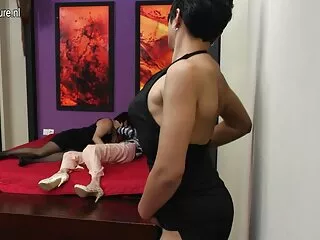 ქმარი აძლევს გოგონას ვიბრატორს და ის გამოსცდის მას