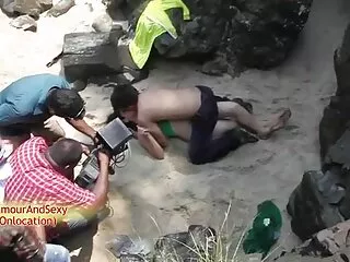 ცხელი ბიჭი უყურებს თავის მამალს, რომელსაც ორი ბავშვი ატარებს ხელთათმანებში