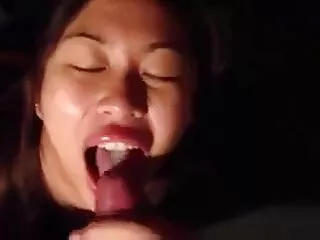 Schlampe mit Plastiktitten wird hart gefickt