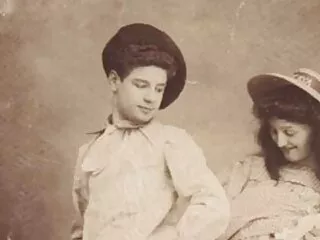 წვეულება იწვევს ჯგუფურ სექსს ღამის კლუბში