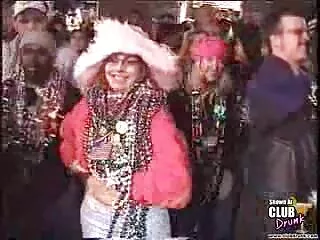 დიდი ძუძუები ავგუსტ ეიმსი ტუალეტში ძვლებოდნენ