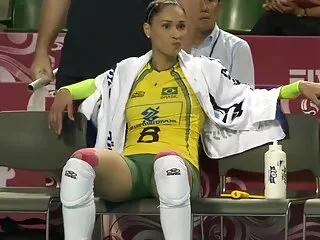 კეისი ნამდვილად შეყვარებულის ჯადოქრობის ქვეშაა, ის კვებავს იმ კაპიუშონიან მამალს