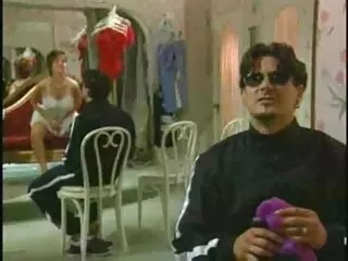 დელოტა ბრაუნი ჟონგლიონირებს უზარმაზარ კაკუნებს