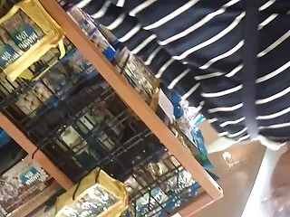 Elle est au phone avec son mec et le trompe