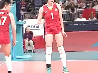 ბიჭი ვნებიანად იძირება საკმაოდ მოწიფულ საძინებელში