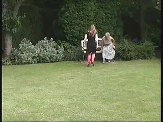 დიდი დაკუნთული ბიჭი უზარმაზარ დიკს ტრიალებს