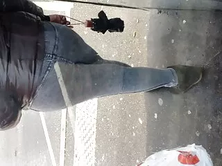 მოყვარული თინეიჯერი კლოუნი ყვირის ტაქსიში