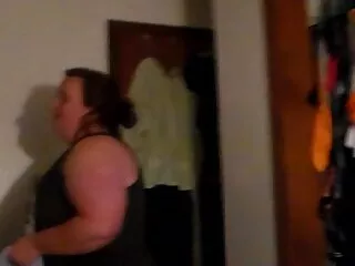 გარყვნილი ახალგაზრდა ცოლი ღალატობს თავის ქმართან უცნობთან ერთად