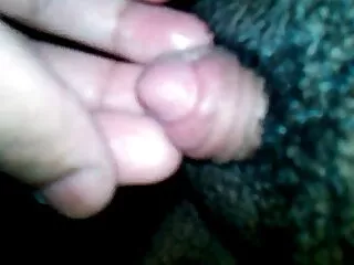 გულმკერდის ლათინური ბუმბერაზი ბრწყინავს თეთრ პენისს