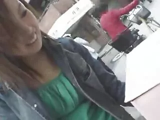 მოკლე თმიანი მოწიფული შეყვარებულმა შეაღწია სამზარეულოში