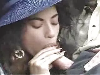 Teeny აგრძელებს თამაშს, როდესაც მას აქვს გაწოლილი პუსია