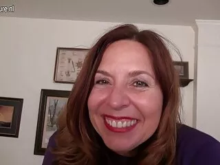 ბეილი სრულიად შიშველია და აჩვენებს თავის კარატეს უნარებს შიშველი დარტყმით და წიხლებით